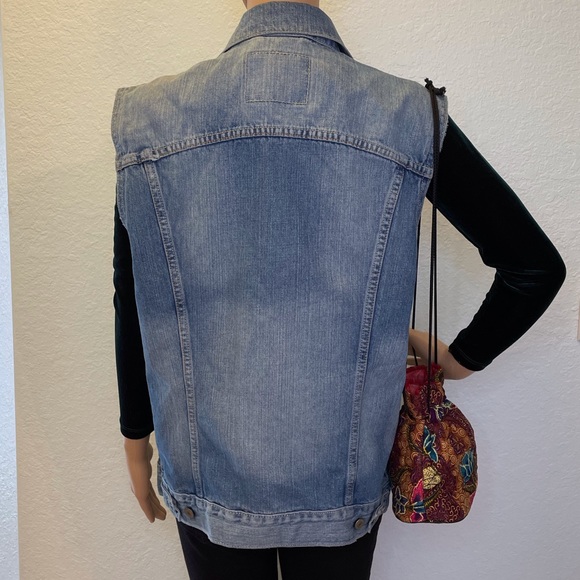 Vintage 90’s oversized medium wash Levi’s vest with pockets and grommet buttons! - Picture 8 of 9